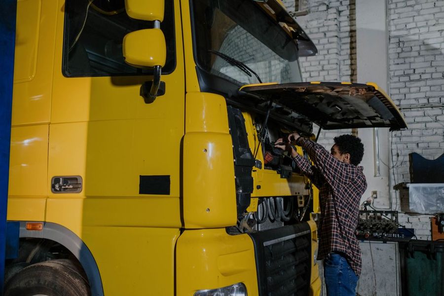 Mecánico trabajando en el motor de un vehículo diésel